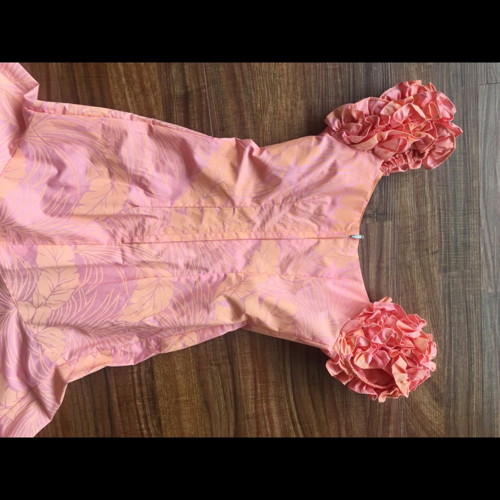 Hawaiian traditional dress "muumuu"
